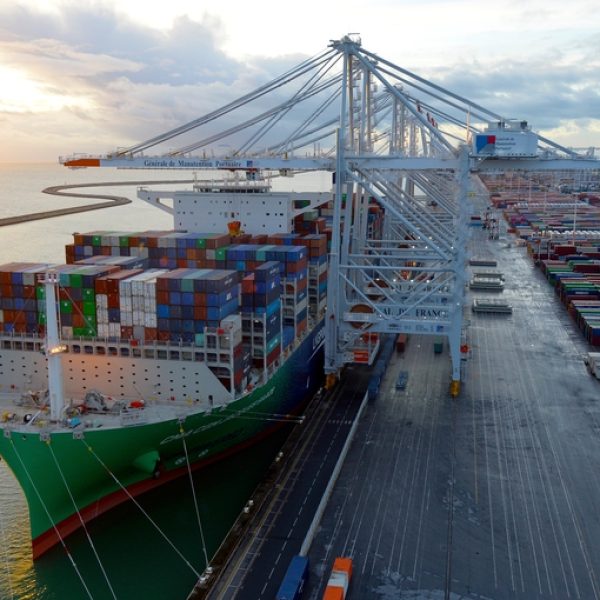 Le porte-conteneurs Cma Cgm Jacques Saade en operations de dechargement au Terminal de France.